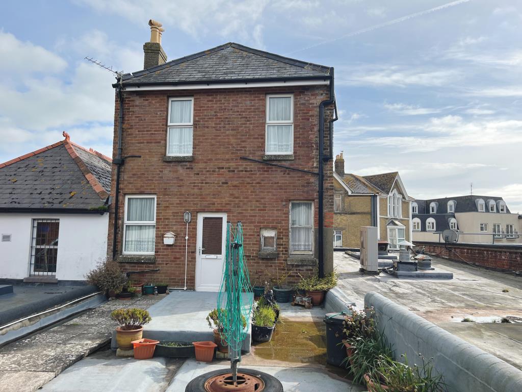 Lot: 17 - VIRTUAL FREEHOLD TOWN CENTRE MIXED INVESTMENT - Rear picture of town centre investment in Shanklin Isle of Wight